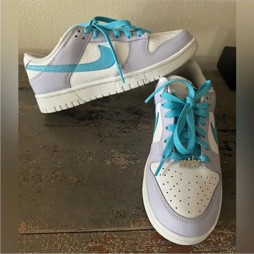 NWOT Women’s Nike Dukes